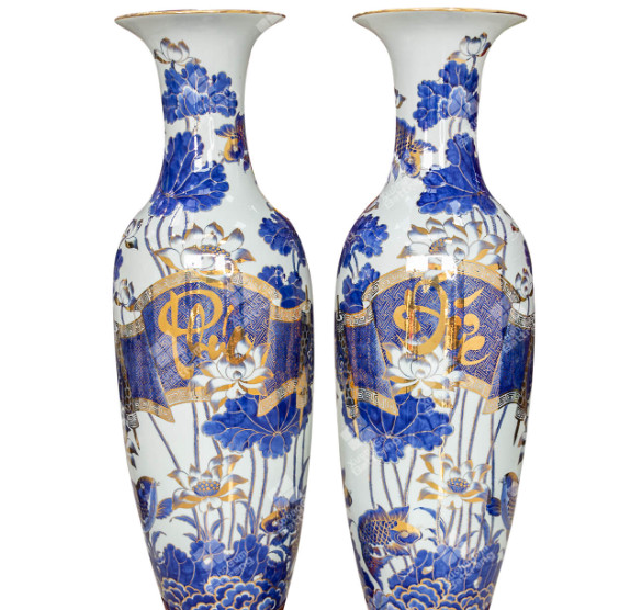 Lộc bình sung túc: Lộc bình là đồ phong thủy xuất hiện lâu đời và được bài trí trong cả gia đình quý tộc, quan lại hay vua chúa thời xưa. Lộc bình có thân mở rộng, cổ thắt lại, miệng xòe ra giúp thu giữ sinh khí, vận tài rất tốt. Đặt lộc bình trong phòng khách còn tượng trưng cho sự sung túc về tiền bạc, tài lộc và may mắn.