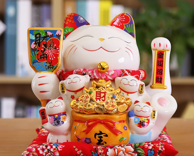 Mèo thần tài: Mèo thần tài là đồ phong thủy không còn xa lạ đối với nhiều người. Mỗi tượng mèo thần lại có cách chiêu tài khác nhau mà chủ kinh doanh cần nắm được để lựa chọn chính xác.