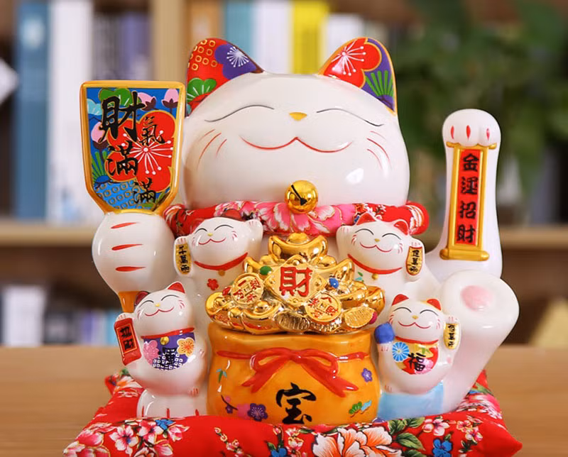 Mèo thần tài: Mèo thần tài là đồ phong thủy không còn xa lạ đối với nhiều người. Mỗi tượng mèo thần lại có cách chiêu tài khác nhau mà chủ kinh doanh cần nắm được để lựa chọn chính xác.