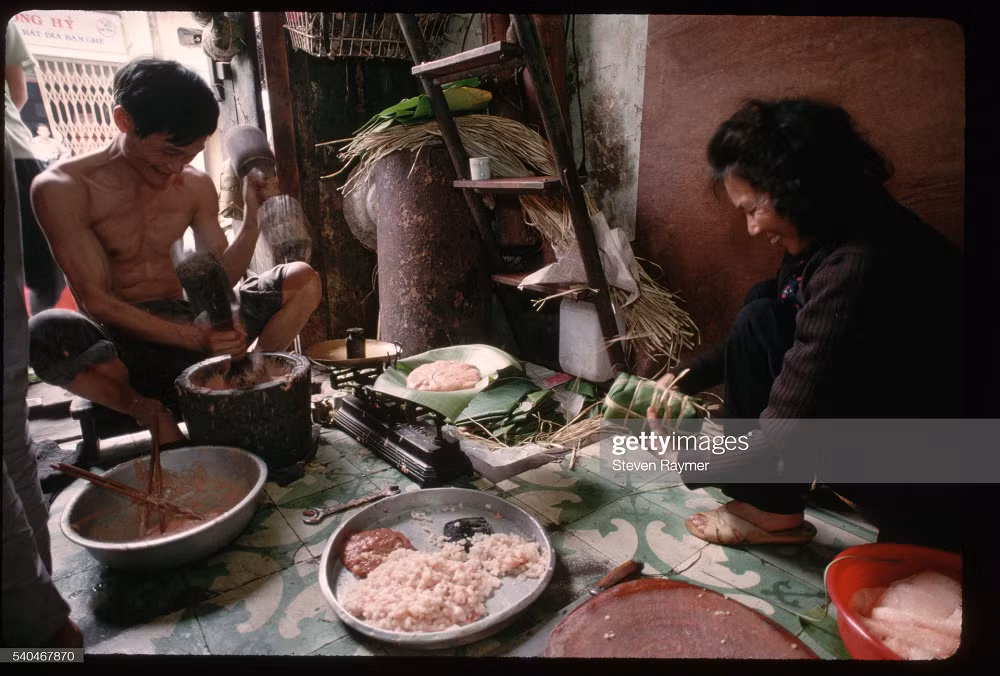 Tết xưa, các gia đình thường tự gói bánh chưng hay giã thịt làm giò chả. Ảnh: Steven Raymer.