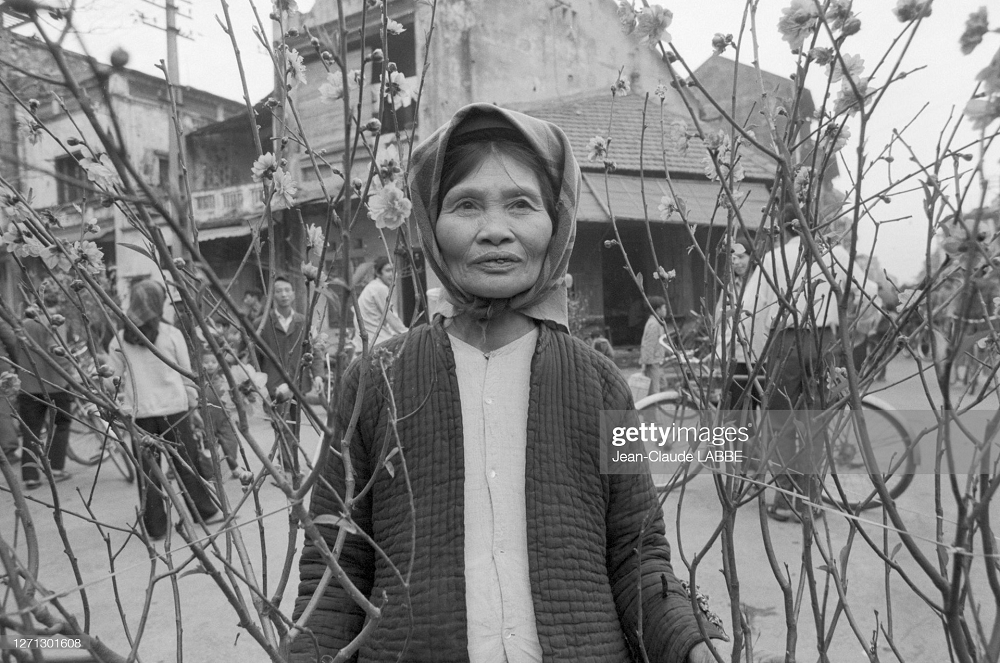Bức ảnh đen trắng về cái Tết năm 1976 ở Hà Nội. Ảnh: Jean-Claude LABBE.