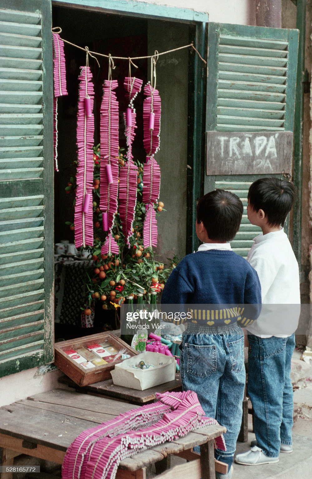 Tiếng pháo từng là âm thanh quen thuộc trong những ngày Tết xưa. Nhưng vì vấn đề an toàn, đa số các loại pháo hiện nay đều đã bị cấm. Ảnh: Nevada Wier.