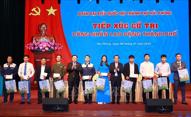 Chu tich Quoc hoi tiep xuc cu tri la cong nhan, nguoi lao dong Hai Phong-Hinh-3