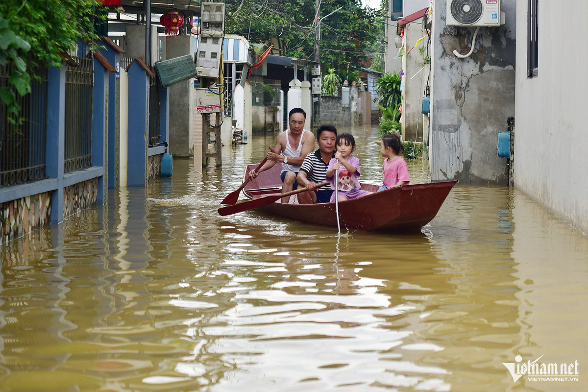 Người dân xã Tân Tiến mấy ngày nay phải đi lại bằng thuyền. Chiều 27/7, một số đoạn ngập nông nhất là khoảng 40cm. Ảnh: Đinh Tiến Cường