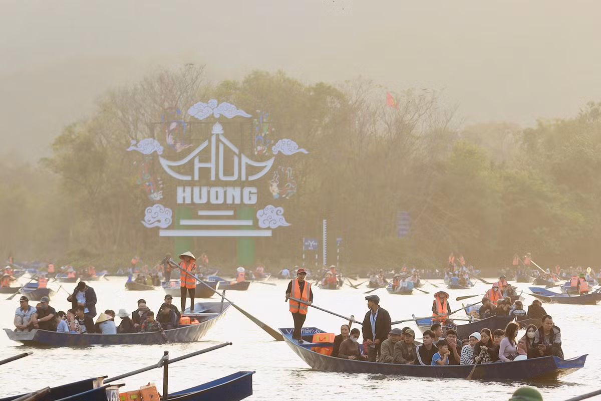 Khu danh thắng chùa Hương là một trong những địa điểm du lịch thu hút khách nhất Hà Nội. Ban Quản lý Khu di tích thắng cảnh Hương Sơn cho biết, chỉ trong 2 ngày bán vé (mùng 3 và mùng 4 Tết) có tới hơn 56.000 lượt khách tới lễ và vãn cảnh.