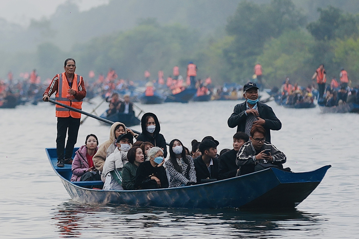 Năm nay, xã Hương Sơn mở hợp tác xã dịch vụ du lịch chùa Hương với hơn 4.000 thuyền. Ban tổ chức lễ hội chùa Hương mong muốn việc thực hiện này sẽ góp phần chuyên nghiệp hóa, chấm dứt cảnh chèo kéo, xin tiền gây phản cảm.
