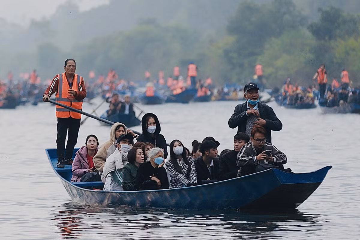 Năm nay, xã Hương Sơn mở hợp tác xã dịch vụ du lịch chùa Hương với hơn 4.000 thuyền. Ban tổ chức lễ hội chùa Hương mong muốn việc thực hiện này sẽ góp phần chuyên nghiệp hóa, chấm dứt cảnh chèo kéo, xin tiền gây phản cảm.