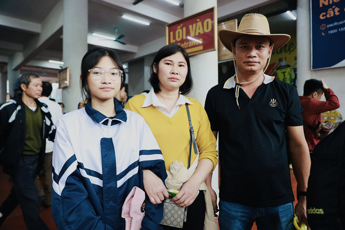 Đi cùng vợ và con, anh Chương Viết Năm tính trước để xuất phát sớm nhằm tránh bị ách tắc tại khu vực cáp treo nhưng vẫn không tránh khỏi. Anh Năm quyết định dẫn vợ con bỏ ra khỏi hàng và leo bộ lên chùa chính. “Tôi chờ 30 phút nhưng vẫn xếp hàng quá xa. Nhìn những người hàng trên đến trước mình mà vẫn còn phải chờ rất vất vả nên tôi đành bỏ vé, ra khỏi hàng để kiệm thời gian”, anh Năm kể.