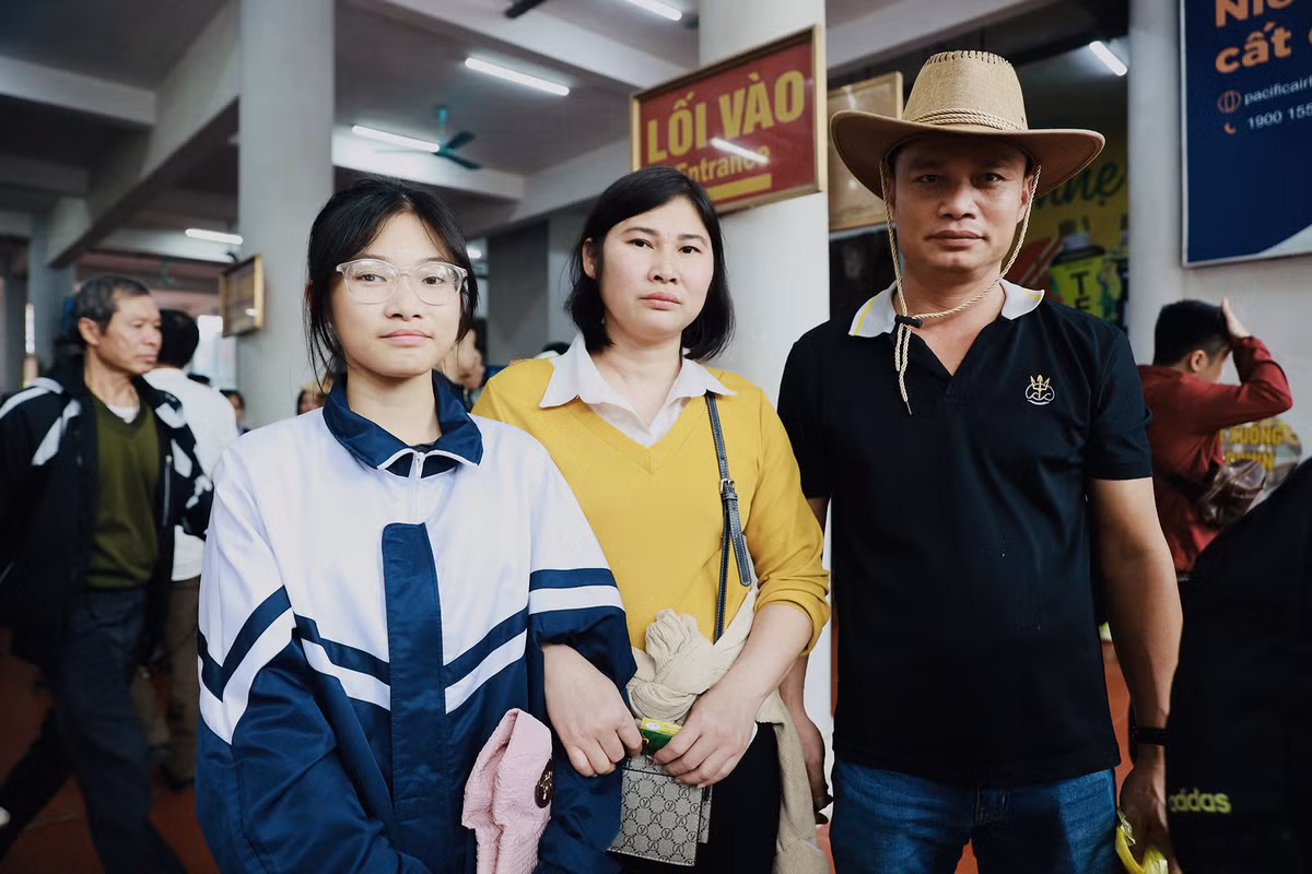 Đi cùng vợ và con, anh Chương Viết Năm tính trước để xuất phát sớm nhằm tránh bị ách tắc tại khu vực cáp treo nhưng vẫn không tránh khỏi. Anh Năm quyết định dẫn vợ con bỏ ra khỏi hàng và leo bộ lên chùa chính. “Tôi chờ 30 phút nhưng vẫn xếp hàng quá xa. Nhìn những người hàng trên đến trước mình mà vẫn còn phải chờ rất vất vả nên tôi đành bỏ vé, ra khỏi hàng để kiệm thời gian”, anh Năm kể.