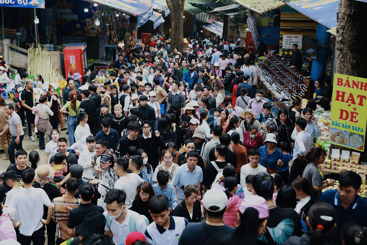 BTC lễ hội ước tính năm nay số lượng người dân đến chùa Hương vào dịp Tết Giáp Thìn tăng hơn 20% so với năm Quý Mão.