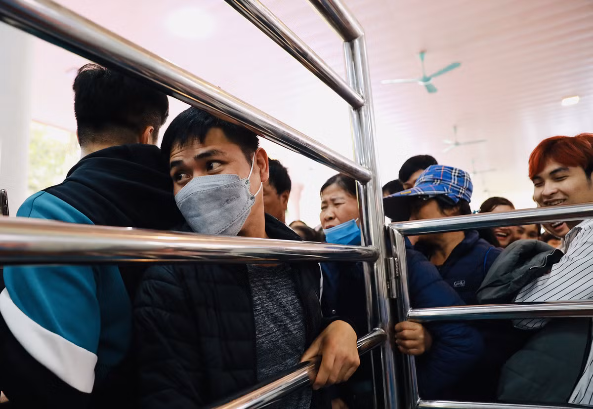 Một người đàn ông cố gắng tìm khe hở lách qua để len lên phía trước.