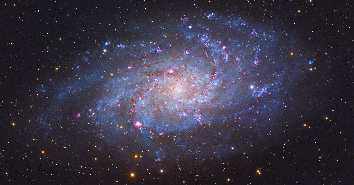 Bạn hãy hình dung rằng thiên hà của chúng ta nằm cùng với Thiên hà Tam giác và Thiên hà Tiên nữ với 30-50 thiên hà khác, gọi là Nhóm cục bộ. Và đó thậm chí còn nhỏ hơn các cụm thiên hà, là những nhóm thiên hà khổng lồ được liên kết với nhau bởi lực hấp dẫn. Nhưng các nhà thiên văn học đã có thể thực hiện một số phép tính toán học khéo léo để đưa ra ước tính về số lượng thiên hà trong Vũ trụ. Ảnh:AstroBackyard