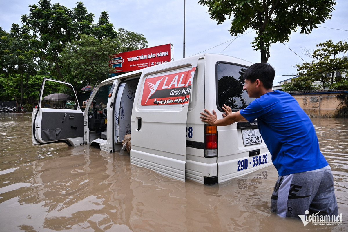 Anh Đức chở hàng đi qua đoạn đường này khi cố di chuyển ô tô đã bị chết máy. Nước tràn vào trong xe, anh phải xuống tự đẩy. "Tôi thường xuyên đi qua đây, hễ mưa lớn là ngập", anh nói.