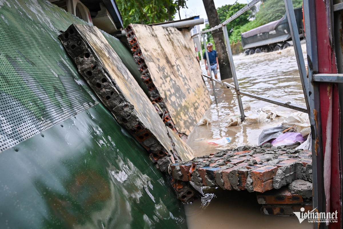 Bức tường cạnh đó do no nước lâu ngày đã đổ sụp.