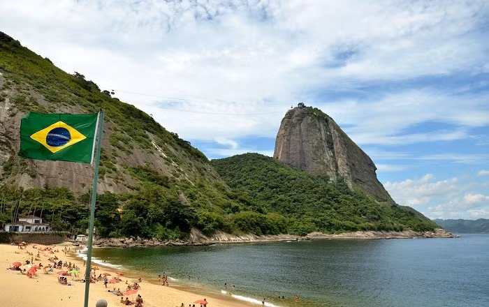 3. Vịnh Guanabara: Theo lời của người dân địa phương, nhà thám hiểm tàu đắm Robert Marx đã tuyên bố vào năm 1982 rằng ông đã phát hiện ra một số bình La Mã có hai quai, được gọi là amphoras, ở Vịnh Guanabara của Brazil. Theo Marx, những chiếc bình phủ đầy hàu này là bằng chứng cho thấy người La Mã là những người châu Âu đầu tiên ở Brazil, có niên đại trước người Bồ Đào Nha hơn 1.000 năm. Ảnh:Alluring World