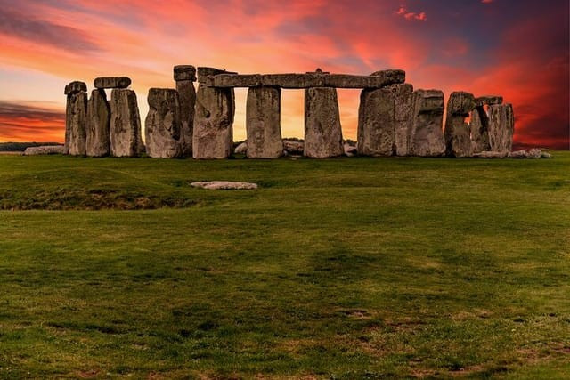 10. Bãi đá cổ Stonehenge:Việc xây dựng Stonehenge, một trong những địa danh thời tiền sử mang tính biểu tượng nhất thế giới, bắt đầu từ khoảng 5.000 năm trước, trước khi Anh bước vào Thời đại đồ đồng. Được nghiên cứu kỹ lưỡng trong nhiều thế kỷ, hầu hết các nhà nghiên cứu đều cho rằng nơi đây từng là một nơi chôn cất. Tuy nhiên, những bí mật khác của Stonehenge vẫn còn là ẩn số, liên quan đến ý nghĩa tôn giáo, nghi lễ, thiên văn của nó. Ảnh:Pelago
