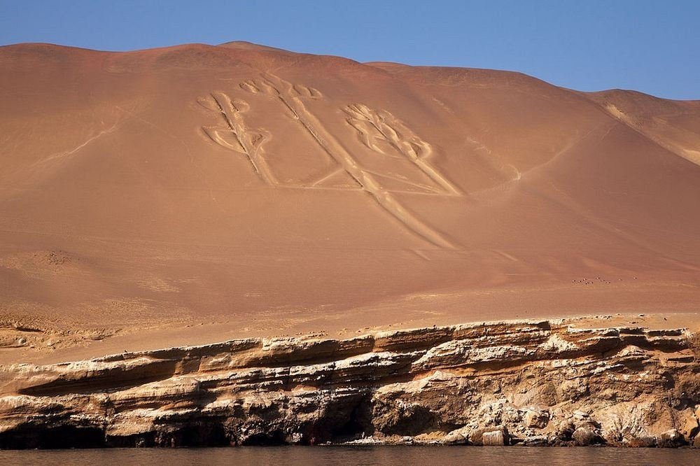 5. Nến Paracas: tây bắc của Nazca, được khắc trên sườn đồi nhìn ra Vịnh Pisco của Peru, là Nến Paracas, một hình vẽ khổng lồ khác trải dài khoảng 183 m từ trên xuống dưới. Mặc dù đồ gốm được tìm thấy tại địa điểm này có niên đại khoảng năm 200 TCN, nhưng không ai biết chính xác tuổi của nến. Lý do tồn tại của nó vẫn còn mơ hồ. Một giả thuyết cho rằng nó từng là công cụ định hướng cho các thủy thủ, trong khi một giả thuyết khác cho rằng nó mô tả cây đinh ba của thần sáng tạo. Ảnh:Amusing Planet