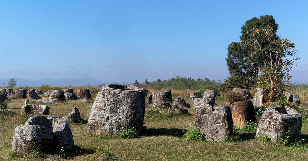 Nghiên cứu gần đây xác định một số chum đá có niên đại ít nhất từ năm 1240 TCN, lâu đời hơn nhiều so với hài cốt của con người được chôn gần đó. Phức tạp hơn là nhiều chiếc chum nằm trong các bãi đạn chưa nổ, tàn tích của một chiến dịch ném bom lớn của Hoa Kỳ trong Chiến tranh Việt Nam, do đó không thể nghiên cứu một cách an toàn. Ảnh:Laotian Times