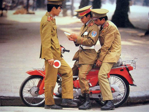 Cảnh sát giao thông trên xe cup đỏ - phương tiện giao thông "hạng sang" thời đó.