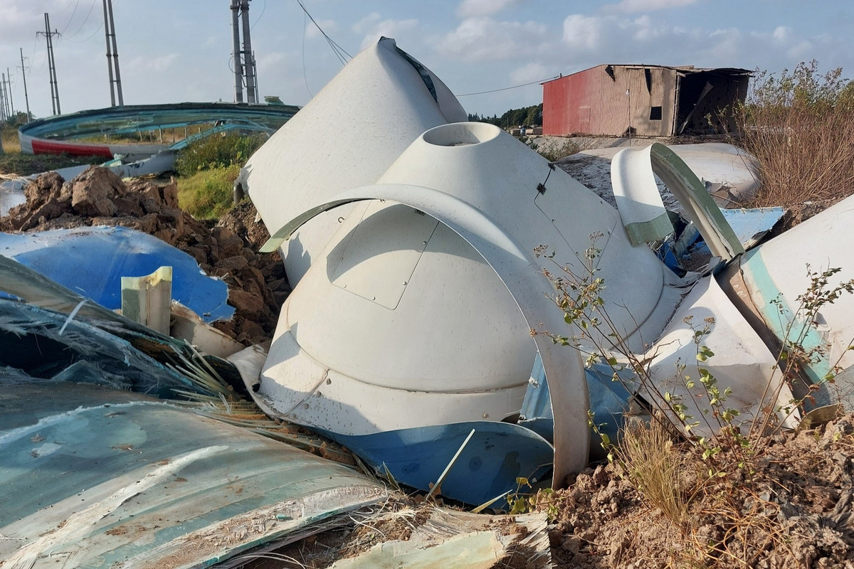 Phần tuabin vỏ động cơ vỡ thành nhiều mảnh sau khi rơi xuống bãi đất trống từ độ cao cả trăm mét.