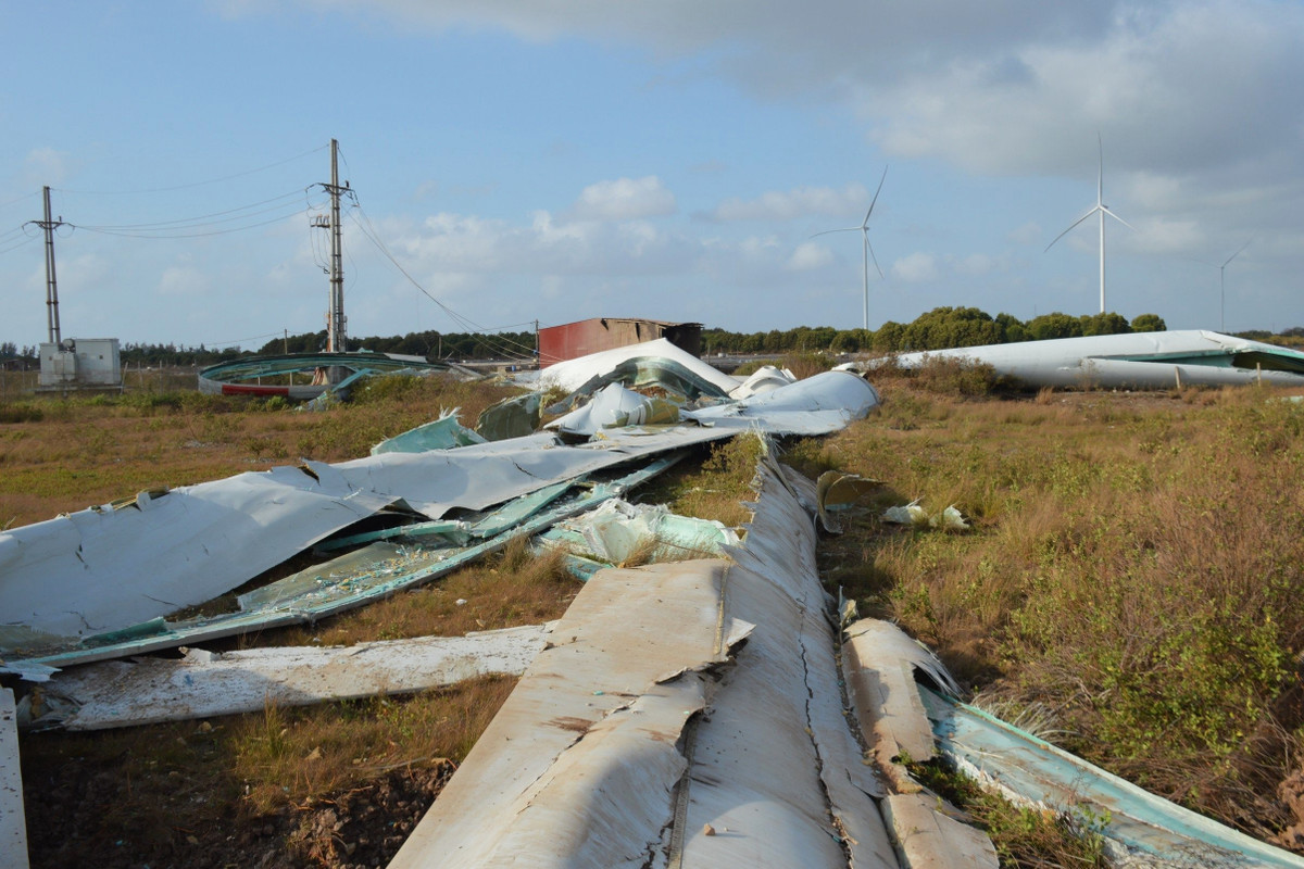 Các cánh quạt của điện gió vỡ tan tành. Cánh quạt loại này thường được làm bằng vật liệu tổng hợp bao gồm lớp thủy tinh hoặc sợi carbon cùng nhựa dẻo.