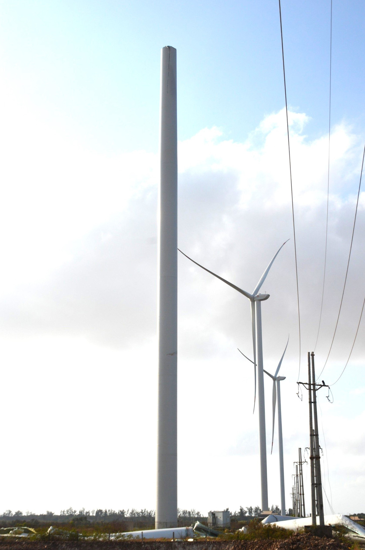 Cánh quạt bị rơi thuộc trụ 08, trong 26 trụ của nhà máy điện gió Hòa Bình 5. Trụ này cao khoảng 140m.