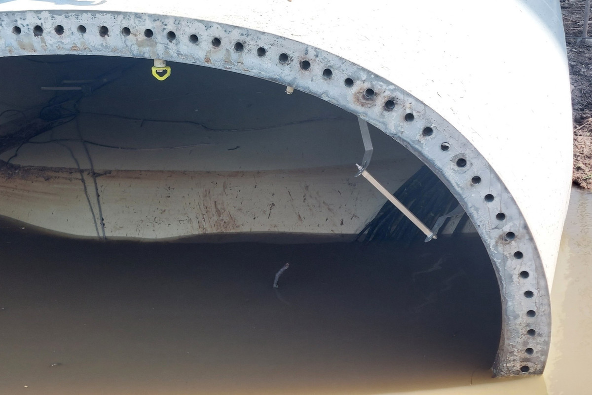 Một phần tuabin điện gió bị rơi, cày xới bãi đất trống.