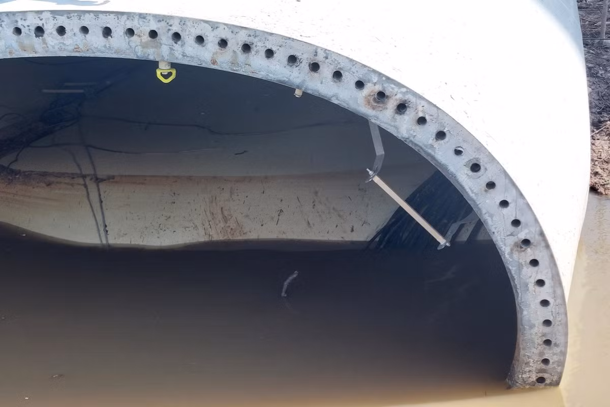 Một phần tuabin điện gió bị rơi, cày xới bãi đất trống.