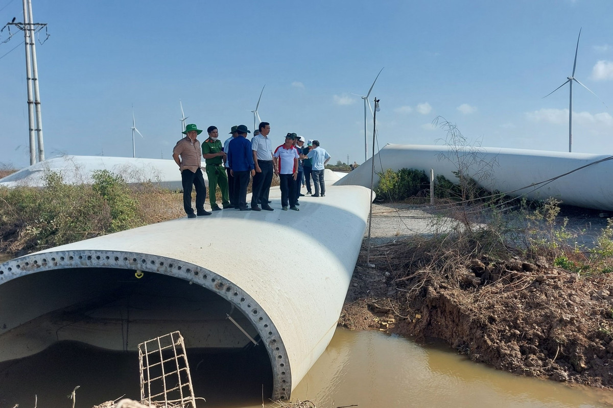 Sáng 2/3, lãnh đạo huyện Hòa Bình đã tới khảo sát, kiểm tra tình hình khắc phục sự cố. Chủ tịch UBND huyện Hòa Bình Hồ Văn Linh đánh giá cao chủ đầu tư và đơn vị chức năng đã nhanh chóng phối hợp bảo vệ hiện trường, lên phương án khắc phục sự cố, cũng như khẩn trương làm rõ nguyên nhân xảy ra sự việc.