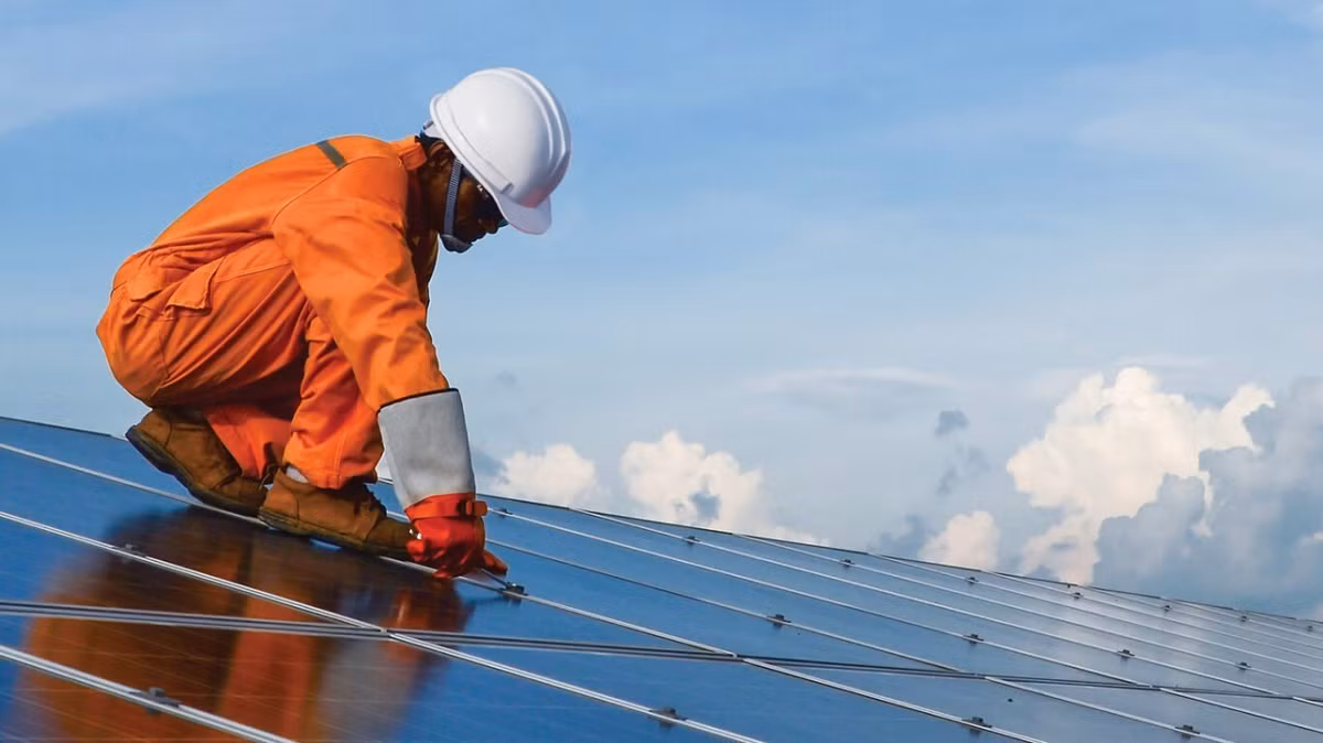 Các nhà nghiên cứu đã mô phỏng một hành tinh ngoài hệ mặt trời giống Trái Đất với các mức độ phủ sóng tấm pin mặt trời khác nhau, sau đó kiểm tra xem một kính viễn vọng tiên tiến có thể phát hiện ra các tấm pin từ khoảng cách 30 năm ánh sáng hay không.Ảnh:LinkedIn