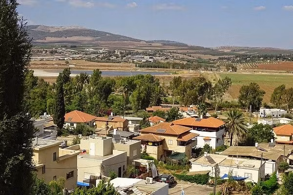 4. Tirat Tsvi (Israel): 54°C, được ghi nhận vào ngày 21 tháng 6 năm 1942, Tirat Tsvi đã đo được nhiệt độ cao kỷ lục là 54°C. WMO xếp Israel vào Châu Âu, vì vậy đây chính thức là nhiệt độ cao nhất được ghi nhận ở lục địa này. Nằm gần biên giới Israel-Jordan, Tirat Tsvi nằm ngay phía tây Sông Jordan. Tính đến năm 2021, dân số của thành phố chỉ là 975 người. Ảnh:Tripadvisor