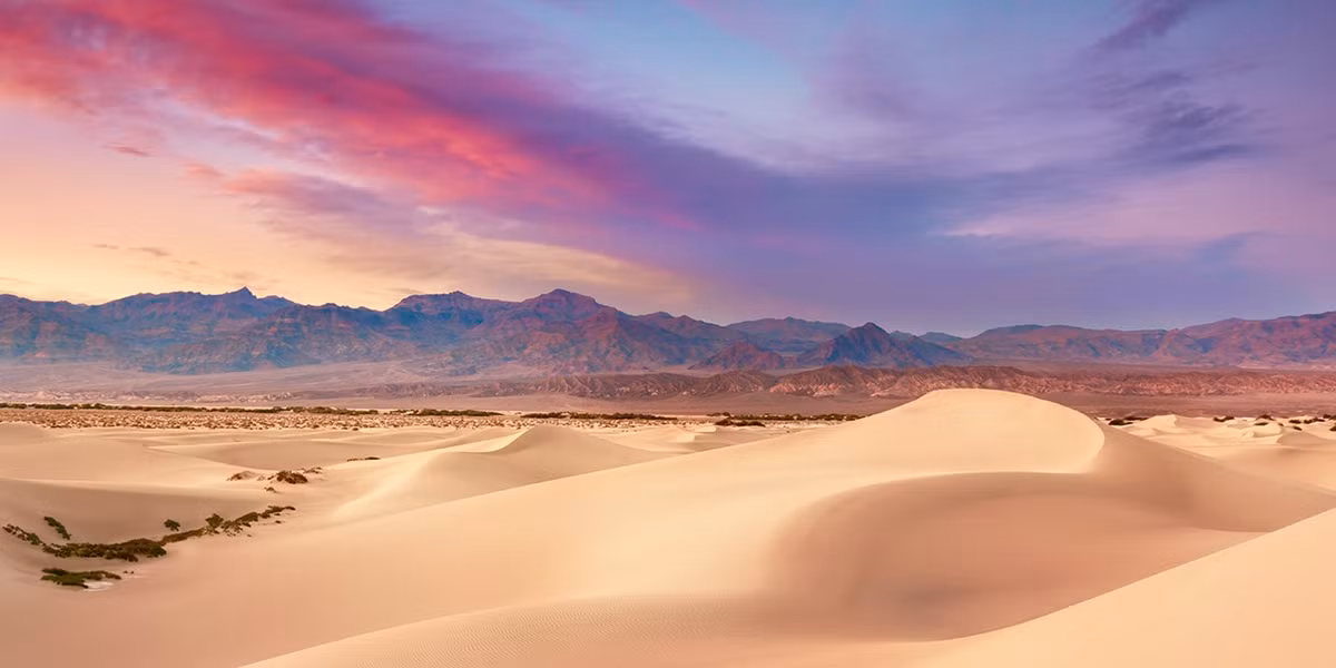 Đây chỉ là nhiệt độ không khí, nhiệt độ bề mặt còn cao hơn nhiều. Vào ngày 15 tháng 7 năm 1972, nhiệt độ mặt đất là 93,9 °C đã được ghi nhận tại đây, chỉ thấp hơn vài độ so với nhiệt độ sôi của nước. Ảnh:Visit California