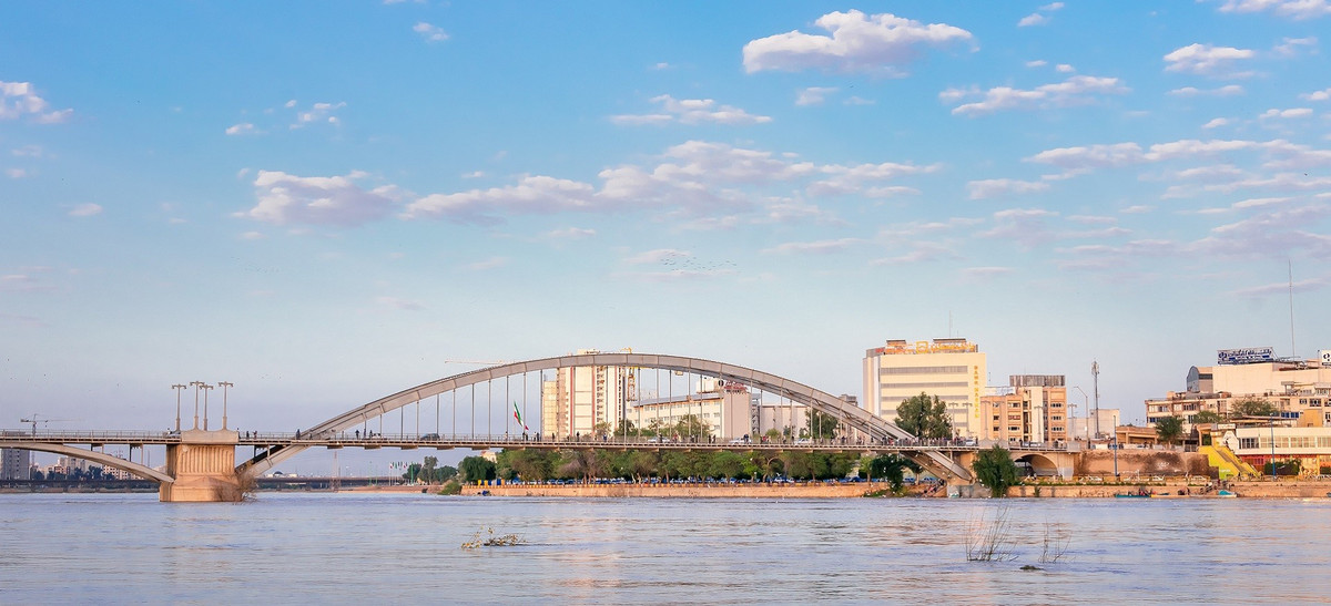 3. Ahvaz (Iran): 54°C. Nhiệt độ cao kỷ lục của lục địa là 54°C được đo tại Ahvaz, Iran trong khoảng thời gian từ 4:51 chiều đến 5 giờ chiều giờ địa phương vào ngày 29 tháng 6 năm 2017.Thủ phủ của tỉnh Khuzestan , Ahvaz có dân số khoảng 1,3 triệu người và có niên đại từ thời Achaemenid. Thành phố này nổi tiếng với chín cây cầu, đặc biệt là Cầu Đen và Cầu Trắng. Ảnh:IranOnTour