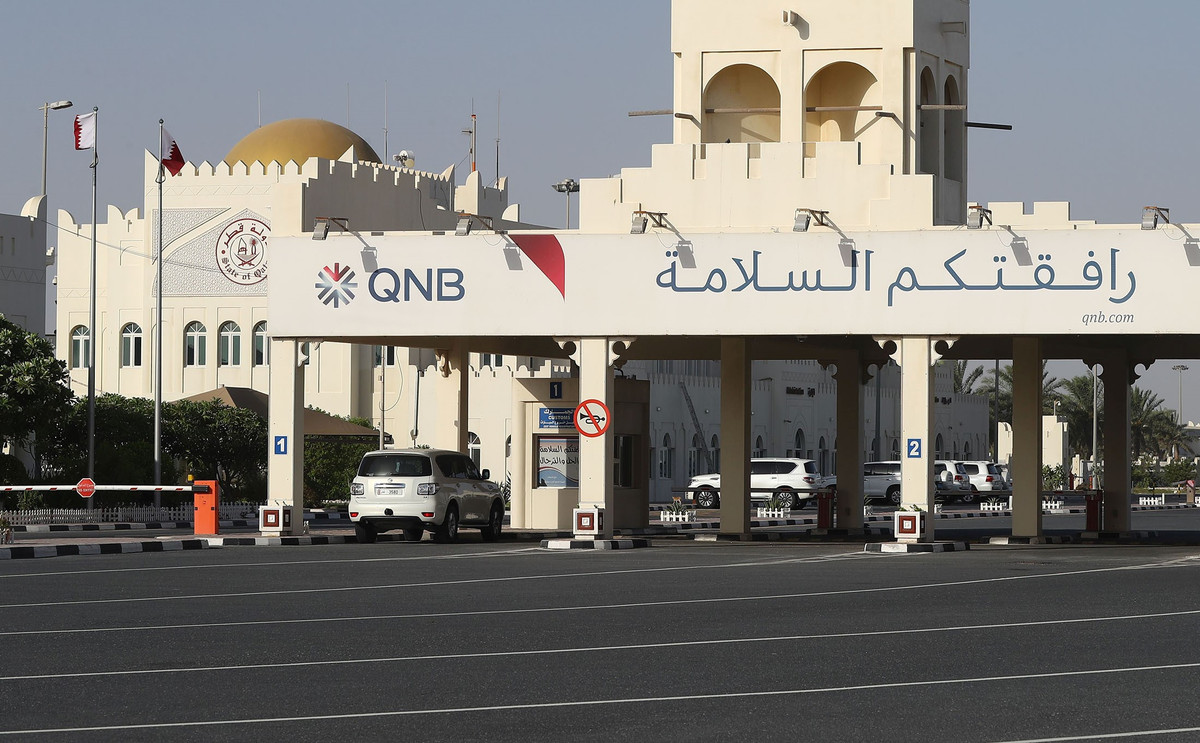 8. Cửa khẩu biên giới Al Jazeera (UAE): 52,1°C.Nhiệt độ 52,1°C được ghi nhận tại Cửa khẩu biên giới Al Jazeera ở UAE vào tháng 7 năm 2002. Quay trở lại tháng 7 năm 2013, nhiệt độ cao kỷ lục trong khu vực này gần như đã đạt 51,2 độ C một lần nữa. Nhiệt độ này thường chỉ kéo dài trong 15 phút. Ảnh:Bloomberg