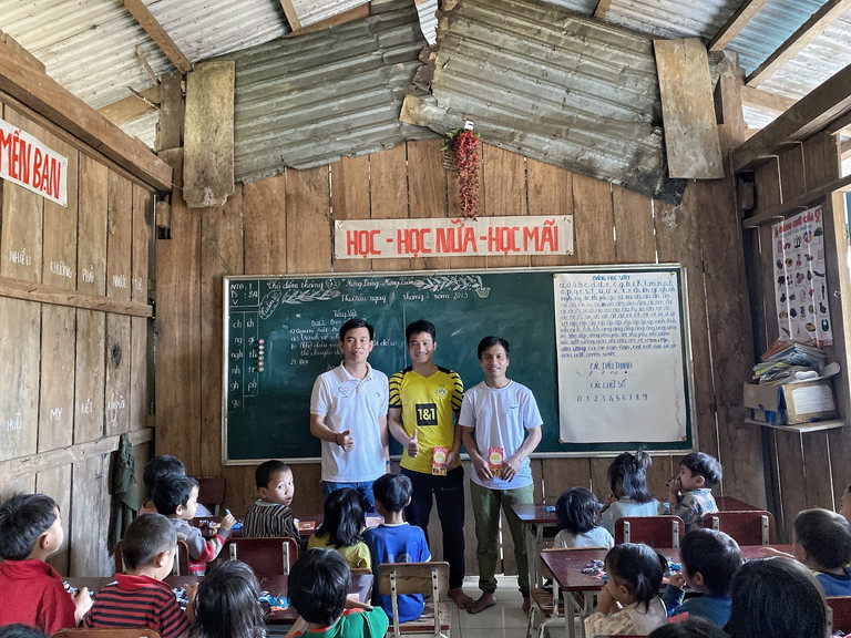 Nam ky su mang niem vui va hy vong moi cho tre em vung cao-Hinh-3