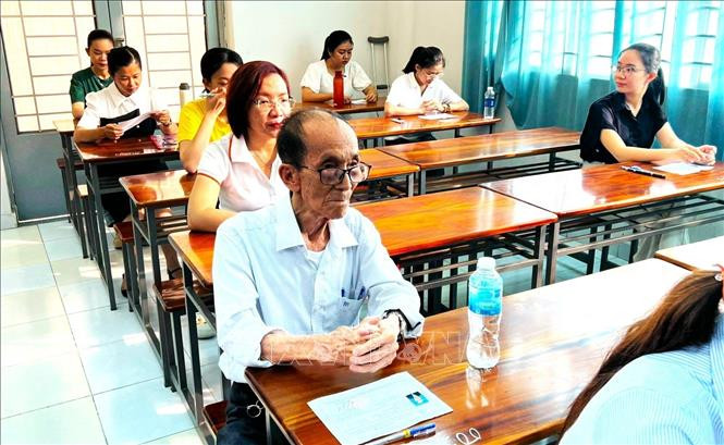 Bất ngờ cụ ông 87 tuổi ở Cần Thơ dự thi thạc sĩ Bat ngo cu ong 87 tuoi o Can Tho du thi thac si