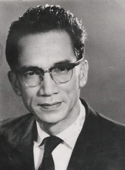 Giáo sư Bùi Xuân Bào là một học giả văn học và nhà giáo có ảnh hưởng lớn tại Việt Nam và Pháp. Sinh ngày 1/1/1916 tại Quảng Nam, ông đã được nuôi dưỡng trong một gia đình có nền tảng văn hóa vững chắc và đỗ đầu kỳ thi dành cho học sinh xuất sắc nhất toàn Đông Dương. Ông mất ngày 4/7/1991 tại Paris, Pháp.