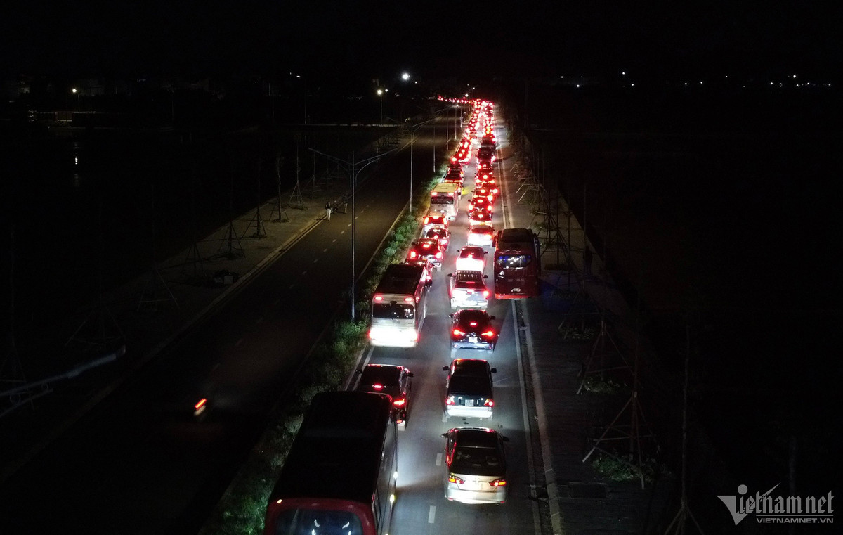 Sau lời giải thích của nhân viên soát vé, phóng viên đã có mặt tại tuyến đường dẫn từ bãi xe ra đường tỉnh 74 hướng về Hà Nội, thực tế giao thông tại đây rất thông thoáng.