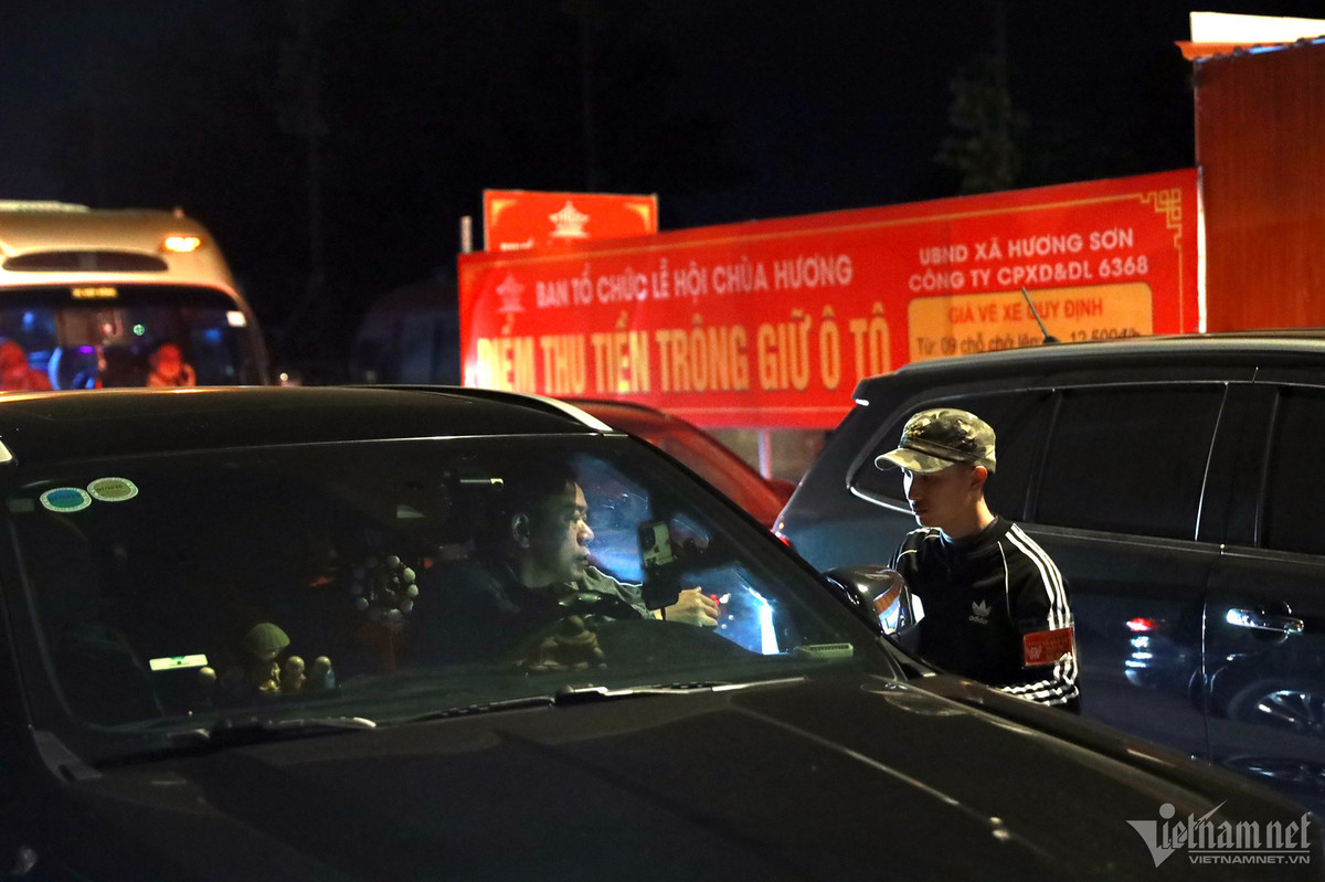 Có nhiều bãi xe, số lượng phương tiện rất lớn nhưng chỉ có một trạm soát vé và hai nhân viên làm việc. Mỗi xe mất ít nhất 1 phút để thực hiện các khâu kiểm tra, tính thời gian, trả tiền mặt, chờ tiền trả lại (tiền thối), làm ùn ứ rất nhiều phương tiện xếp hàng ở phía sau.