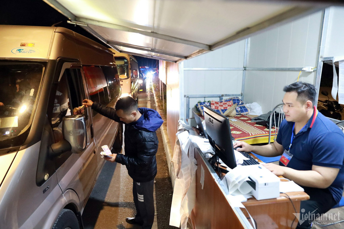 Để đảm bảo giao thông do lượng du khách tăng đột biến, lối vào bến Yến được cơ quan chức năng điều hướng các phương tiện. Theo đó, ô tô con, ô tô khách chở du khách tham quan đến các bãi xe của ban tổ chức được bố trí cách khu vực bến thuyền không quá xa. Mỗi phương tiện có giá trông giữ từ 10.000-25.000 đồng/giờ, hoặc dưới 2 giờ và trên 2 giờ có khung giá khác nhau.