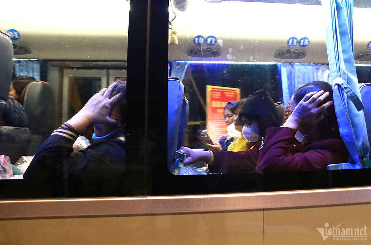 Họ đã bị mệt lả sau một ngày mệt nhọc leo núi, nhiều người mất kiên nhẫn, bày tỏ sự bực bội.