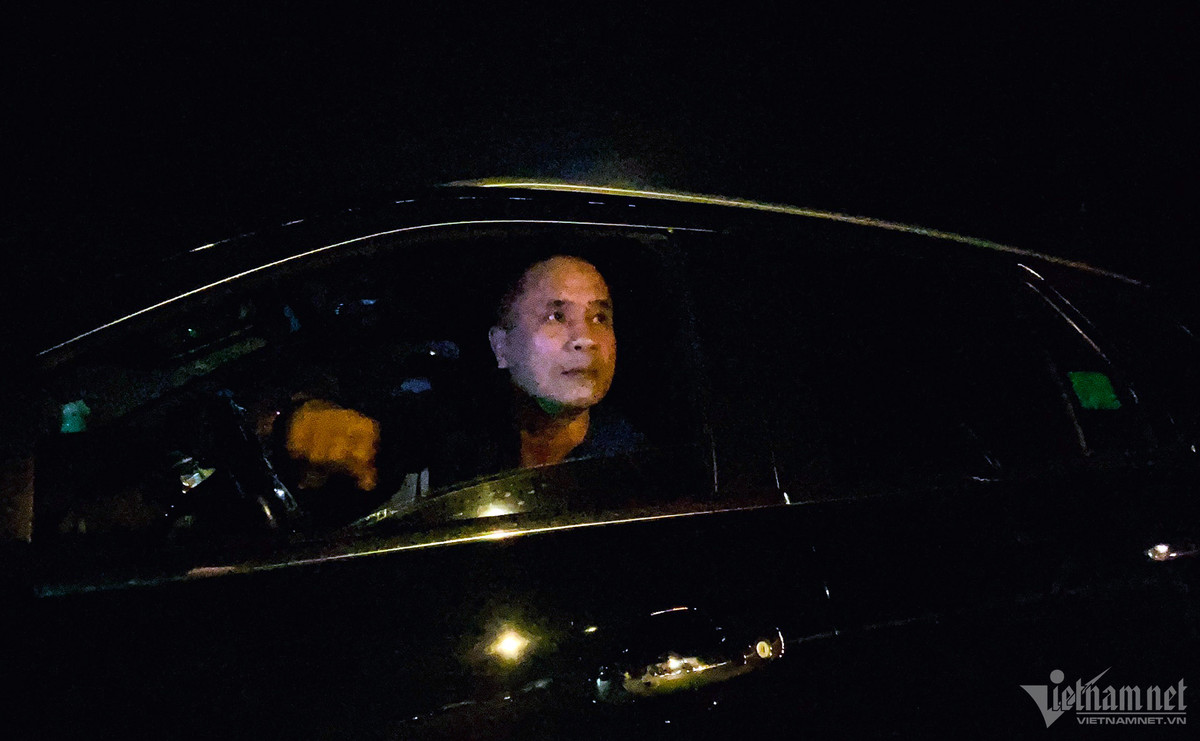 Ông Hoàng Trọng Khánh (Hà Nội) đưa cả gia đình đi chùa Hương. “Tôi phải di chuyển từ bãi xe ra đến điểm soát vé mất gần 2 tiếng. Đi lễ hôm nay đã rất đông rồi lại còn phải chờ lâu khi ra về, thật là bức xúc. Sau khi tiếp nhận phản ánh, phía đơn vị trông giữ xe đã giảm giá cho tôi 20.000 đồng để bù cho gần 2 tiếng chờ đợi”, ông Khánh xoay cửa kính ô tô xuống nói chuyện.