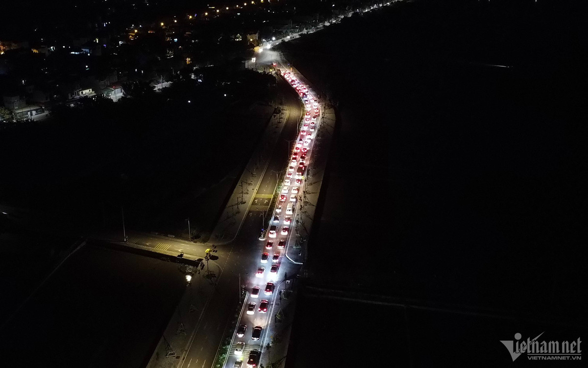 Một gia đình khác cho biết, đợi chờ để được thoát ra ngoài quá lâu khiến cả nhà rất nóng ruột. Một số điểm du lịch đã sử dụng công nghệ trong tính phí như quét mã QR để thanh toán, hay linh hoạt mở nhiều cửa soát vé để nhanh chóng giảm áp lực, nhưng không hiểu sao ở chùa Hương việc này chưa được thực hiện.