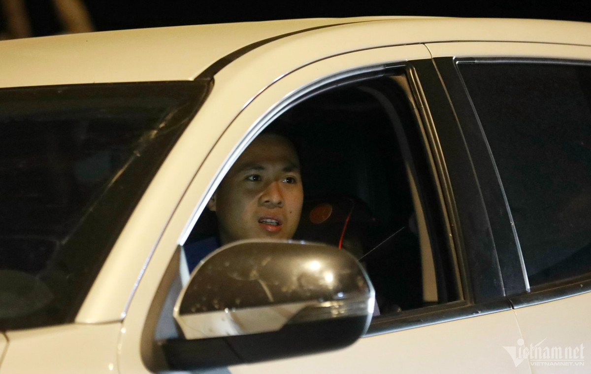 Tốc độ soát vé chậm, hàng trăm phương tiện phải chờ đợi khiến nhiều người ngồi trong cả xe lớn lẫn xe nhỏ đều sốt ruột.