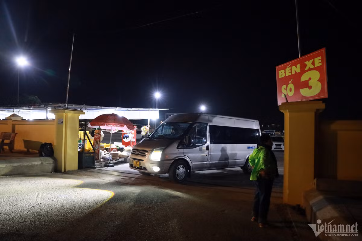 Sau một ngày tham quan và lễ chùa Hương, chiều tối 13/2, các phương tiện bắt đầu di chuyển từ các điểm trông giữ xe ra khu vực soát vé.