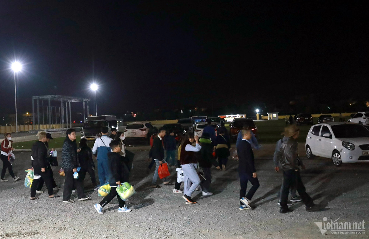 Nhiều đoàn du khách lục đục trở về sau một ngày mệt nhoài chen lấn lên động Hương Tích thăm viếng, vãn cảnh. Trong số đó, tỷ lệ người và xe bị ách tắc lại nhiều giờ chiếm số lượng lớn.