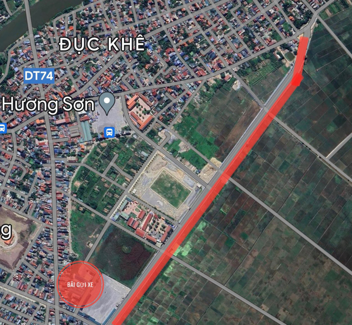 Đoạn đường vạch đỏ xảy ra ùn tắc. Các phương tiện ra đầu đường rẽ trái rồi đi thẳng đến ngã tư, rẽ phải là đường tỉnh 74.