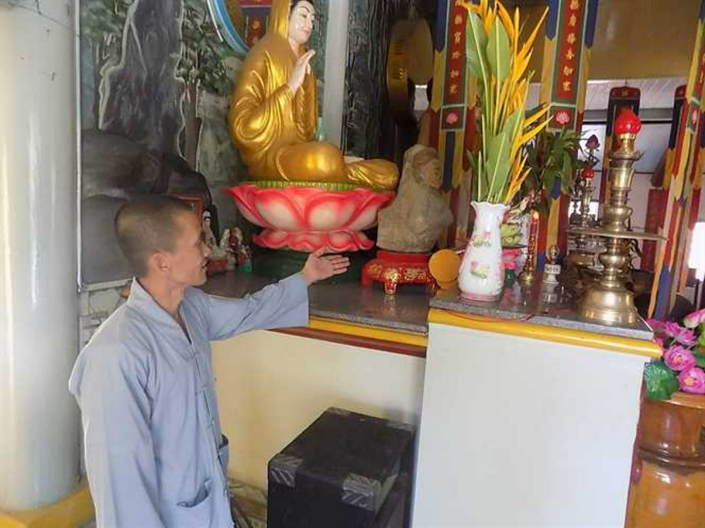 Vào ban đêm, dân trong vùng thường thấy ánh vàng sáng rực di chuyển quanh gốc cây thần và khuôn viên chùa. Hiện tượng này được gọi là "vàng đi ăn". Có người cho rằng, những luồng sáng đó là hồn của những trinh nữ bị chôn sống...Vì những câu chuyện nhuốm màu ma quái mà không có người nào cả gan xâm phạm đến gốc cây thiêng cùng kho báu của chùa Hoa Tiên.