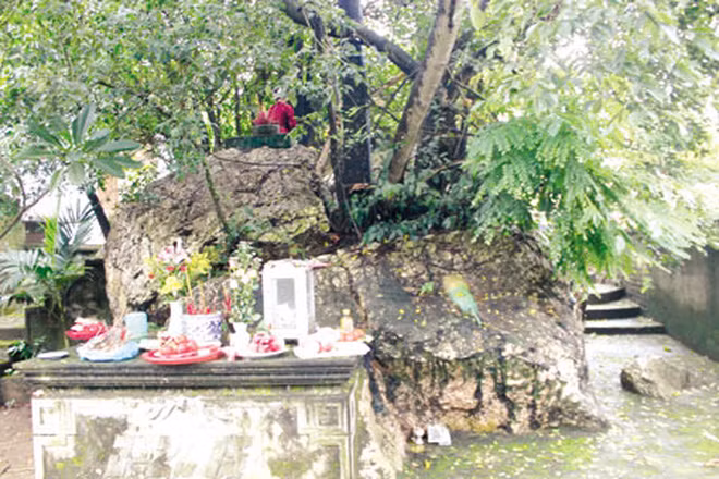 Lại có lời đồn đại khác rằng, 700 năm trước có một người Tàu qua đây làm ăn, buôn bán rồi trở nên giàu có. Sau đó ít lâu, người này buộc phải trở về nước, để lại cơ nghiệp và một đống châu báu mà không đành lòng. Ông chọn ra cái hang có bốn tảng đá tạo thành kéo dài vào núi Vân Côn để chôn giấu của cải. Chắc ăn hơn, họ tìm cách bắt một thiếu nữ đẹp chôn sống, trấn yểm để làm thần giữ của.