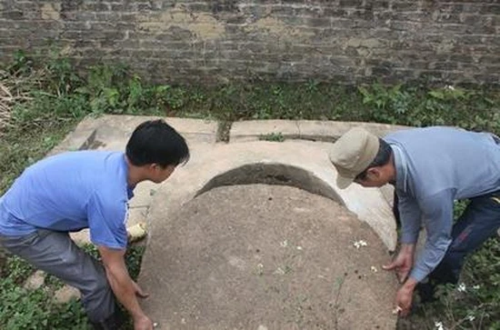 Điều ly kỳ của giếng là bơm mãi không cạn, cát trong giếng được cho là vàng sa khoáng. Rất nhiều người dùng máy dò đến tìm kho báu nhưng chỉ tìm được những đồng tiền cổ. Theo lời người làng, những người đụng chạm đến giếng với ý đồ tìm kho báu đều có chung một kết cục là làm ăn thất bát, con cái đau ốm, gia đình lục đục.